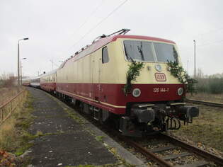 SEL 120 144,mit Weihnachtsschmuck,am 29.November 2025,in Mukran Mitte.