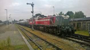 15D/A-125 mit Kesselwagen in Bahnhof Miedzyrzecz, 