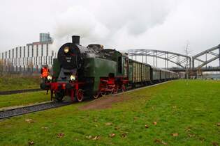 Museumseisenbahn Hanau Dampflok TKt 48-160 am 29.11.25 auf der Hafenbahn in Frankfurt am Main  