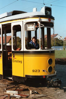 Mit Stativ und Selbstauslser (1983): Der Fotograf im DoT4 923 auf dem  Schrottgleis  der SSB (Areal der frheren Filderbahn neben dem Bahnhof Mhringen)