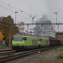 Schweizer Zucker AG, Zuckerfabrik Aarberg, Kampagne 2025: Re 465 010-7 + Re 465 012-3 + 18 Eaos/Eas, Zug 67142 Aarberg-Yverdon, Leerwagenzug für den Rübenverlad, Aarberg, 1.