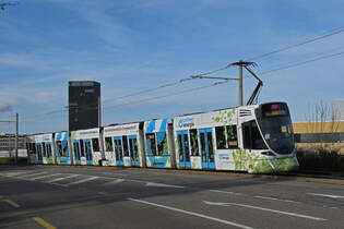 Be 6/10 Tango 186 mit der Primero Energie Werbung, auf der Linie 11, fhrt am 11.11.2025 zur Haltestelle M-Parc.