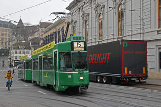 Be 4/4 499 zusammen mit dem B4S 1480, auf der Linie 15, fhrt am 01.12.2025 den Steinenberg hoch zur Haltestelle Bankverein.