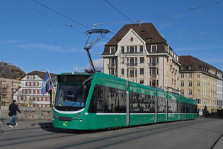 Be 6/8 Combino 316, auf der Linie 8, berquert am 03.11.2025 die Mittlere Rheinbrcke.