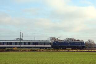 TRI E11 112  Linie RB37, Neuss Hbf  Meerbusch-Bösinghoven  04.12.2025