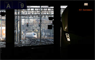 Draußen auf dem Vorfeld des Bahnhof Bern -     ...