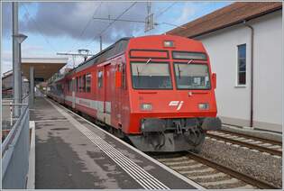 Der CJ RBDe 567 182 (UIC 94 85 7 567 182-1) 182 wartet in Bonfol auf die Abfahrt nach Porrentruy.