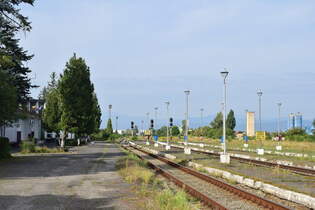 Blick ber die leeren Bahnsteige in Bartolomeu.