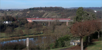 S-Bahn auf der Neckartalbrücke -     Blick von der Terrasse des Deutschen Literaturmuseums in Marbach am Neckar auf das dortige Neckartalviadukt.