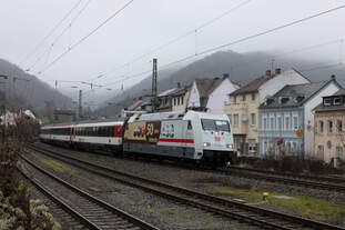 Ein letztes Mal: Der EC 9, gezogen von 101 110, passiert Boppard auf dem Weg nach Basel SBB (13.12.2025)