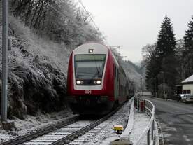 Steuerwagen 009 als RB 3238 aus Wiltz kommend, kurz vor dem Bahnhof Kautenbach am 25.12.07.
