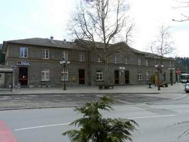 Das Empfangsgeb�ude des Bahnhofs Ettelbr�ck von der gegen�berliegenden Stra�enseite aus aufgenommen am 23.03.08.