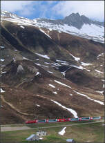 Hoch oben -    Der Glacier-Express bei Nätschen.