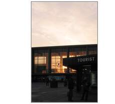 Hauptbahnhof Heidelberg -     Die verglaste Bahnhofshalle im Abend-Gegenlicht.