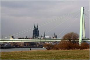 Über den Rhein    Auf den Kölner Rheinbrücken gehören die Bahnen mit zum Stadtbild.