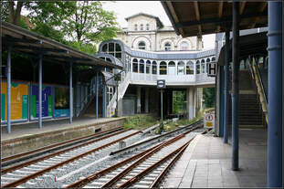 Mit Charme -    Die Architektur des S-Bahnhofes Blankenese.