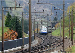 Im Mastenwald talwärts -    Der Cisalpino fährt auf dem falschen Gleis (vermutlich um einen langsameren Zug zu überholen) hinunter in Richtung Erstfeld.