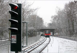 Zuerst im Außenbereich -     1972 wurde Nürnbergs erste U-Bahnstrecke von der Bauernfeindstraße nach Langwasser-Süd eröffnet.