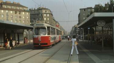 Wien Wiener Stadtwerke-Verkehrsbetriebe (WVB) SL 67 (E2 4011 (SGP 1978)) X, Favoriten, Reumannplatz im Juli 1982.