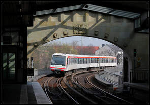 Torbogen -     Einfahrt eines DT4-Zuges in den Hochbahnhof Denhaide.