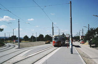 Wien Wiener Stadtwerke-Verkehrsbetriebe (WVB) SL 25 (c2 1008 (Lohnerwerke 1955)) XXI, Floridsdorf, Leopoldau, Großfeldsiedlung / Kürschnergasse / S-Bf Leopoldau im Juli 1977.