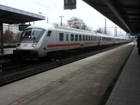 Einfahrt des IC 2430 am 05.Januar 2013 von Leipzig Hbf nach Oldenburg (Oldb) am Gleis 6 in Magdeburg Hbf.