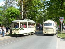 Bei einem Jubil�um dieser Gr��enordnung d�rfen nat�rlich auch historische Busse nicht fehlen.