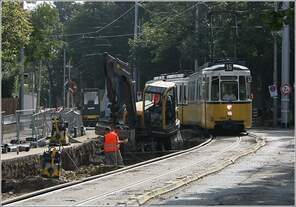 Mit der Straßenbahn durch die Baustelle -     Haarscharf fährt die Straßenbahn hier an der Baustelle für das Gegengleis vorbei.