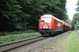 Am 30.07.2013: WLE 23 mit Kalksteinzug durchfhrt den alten Bahnhof Mellrich.