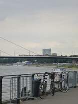 Am 20.08.2013 fahren zwei Zge der Stadbahn Dsseldorf ber den Rhein.
