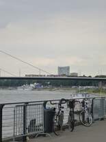 Am 20.08.2013 fahren zwei Z�ge der Stadbahn D�sseldorf �ber den Rhein.