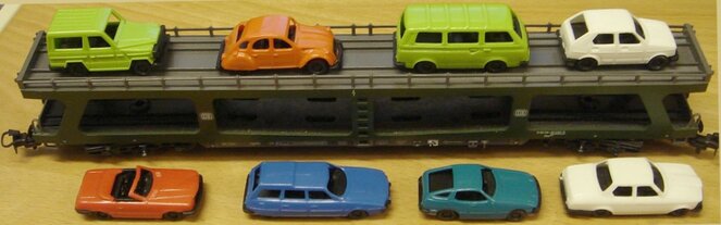 Dieser Autotransportwagen stammt aus der Primex-Packung 2772  Autoreisezug  - erkannbar anhand der Autos (auf dem äquivaltenen Märklin-Wagen 4074 sind andere Autos drauf).