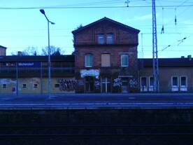 Das Bahnhofsgebäude in Michendorf(Brandenburg)   Wie viele andere Bahnhofsgebäude kleinerer Städte im Osten Deutschlands, zerfällt auch dieses mehr und mehr.