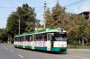 Rumänien / Straßenbahn Braila: Duewag GT8 - Wagen 1612 (ehemals Rotterdam) als Linie 21 befährt den Bulevardul Independenţei.