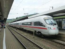 Der ICE in Richtung München steht hier am 22.06.2014 im Bahnhof von Würzburg.