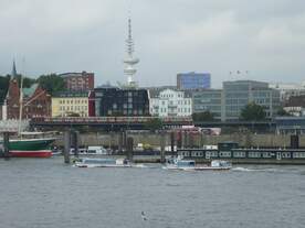 Eine U-Bahn fuhr hier am 30.08.2014 am Hamburger Hafen vorbei.