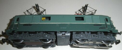Das VB-Modell der französichen BB9001 aus den 1950er und frühen 1960er Jahren: Aus dieser Perspektive ist bereits der angebaute Märklin-Schleifer zu sehen.