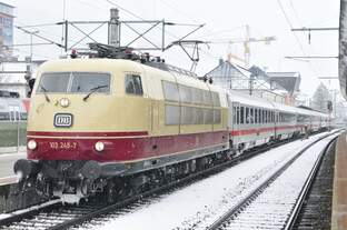 Auch dieses Jahr kommt die Münchner 103.245 mit dem Ic 1280 hier kurz vor der  Ausfahrt in Wörgl Hbf am 24.1.15 auf Österreichschienen Netz  wie schön 