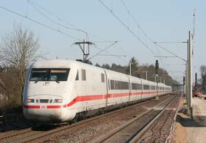 401 xxx als ICE 76 (Z�rich HB–Kiel Hbf) am 22.03.2012 in Radbruch, aufgenommen vom Bahnsteigende