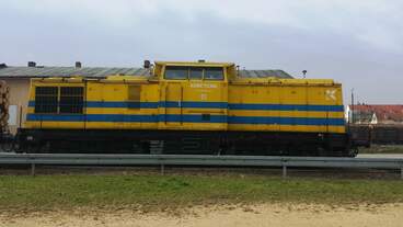 Die 202 494 von Kube Con stand am 17.04.2015 in Löbau und wartete auf die Beladung des Holz-Zuges.