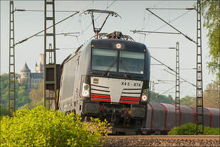 Die MRCE X4W -874 Vectron mit Ihrem Ganzzug am 08.05.2015 bei Burgstemmen (Hildesheim) auf den Weg in den Süden...