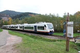 SWE 87372 mit VT 513  Achern , 505  Bötzingen  und 531  Alpirsbach  hat gerade selbigen Ort verlassen und ist auf dem Weg nach Offenburg (25.10.2015)