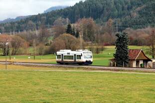 SWE 72224 mit VT 515  Stadt Haslach  verlässt gleich das Harmersbachtal und biegt ins Kinzigtal ein (05.01.2016)