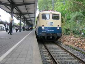 140 423 mit einem Museumszug des DB Museums Koblenz im Bahnhof Bonn-Bad Godesberg am 18.09.13