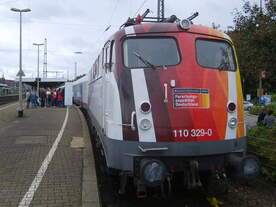 110 329-0 mit dem Science Express in Wuppertal-Oberbarmen am 13.09.09