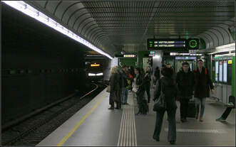 Ein markanter Auftritt -    Auffällig durch sein Lichtdesign kommt an der U-Bahnstation Landstraße (Wien Mitte) ein U-Bahnzug auf der Linie U4 um die Ecke.
