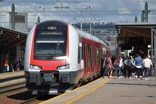 Am 28.07.2017 steht ein Flirt als Linie L14 nach Asker im Bahnhof Lillestrøm.