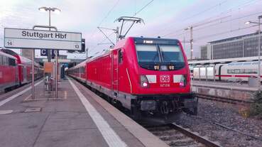 147 016 steht im Oktober 2017, mit ihrer n-Wagen RB in Stuttgart Hbf.