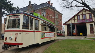Triebwagen 29 der Naumburger Straßenbahn präsentiert sich vor dem Depot, am 03.04.2017