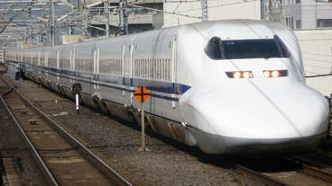 Serie 700-0 Set C9 in Richtung Tokio bei der Einfahrt in den Bahnhof Kyoto, am 23.03.2012